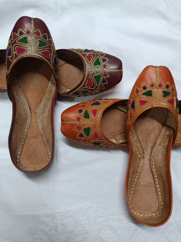 Multani Khussa wd thread nd tilla work avalable in 2 colours