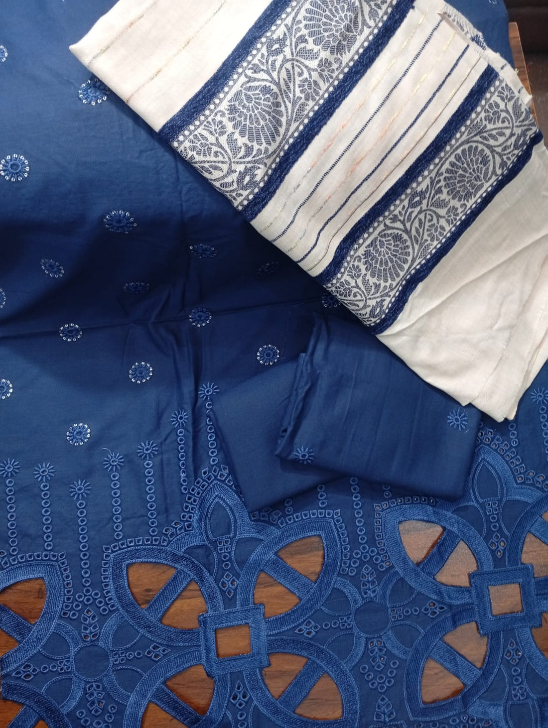 Dhanak marina 3pc ,cutwork daman wd pashmina velvet shwl